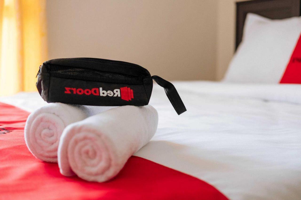 Hotel Reddoorz @ Jalan Brigjend Katamso Medan 2 Extérieur photo