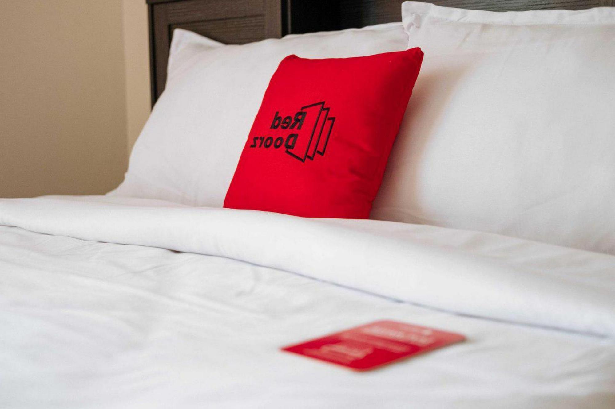 Hotel Reddoorz @ Jalan Brigjend Katamso Medan 2 Extérieur photo