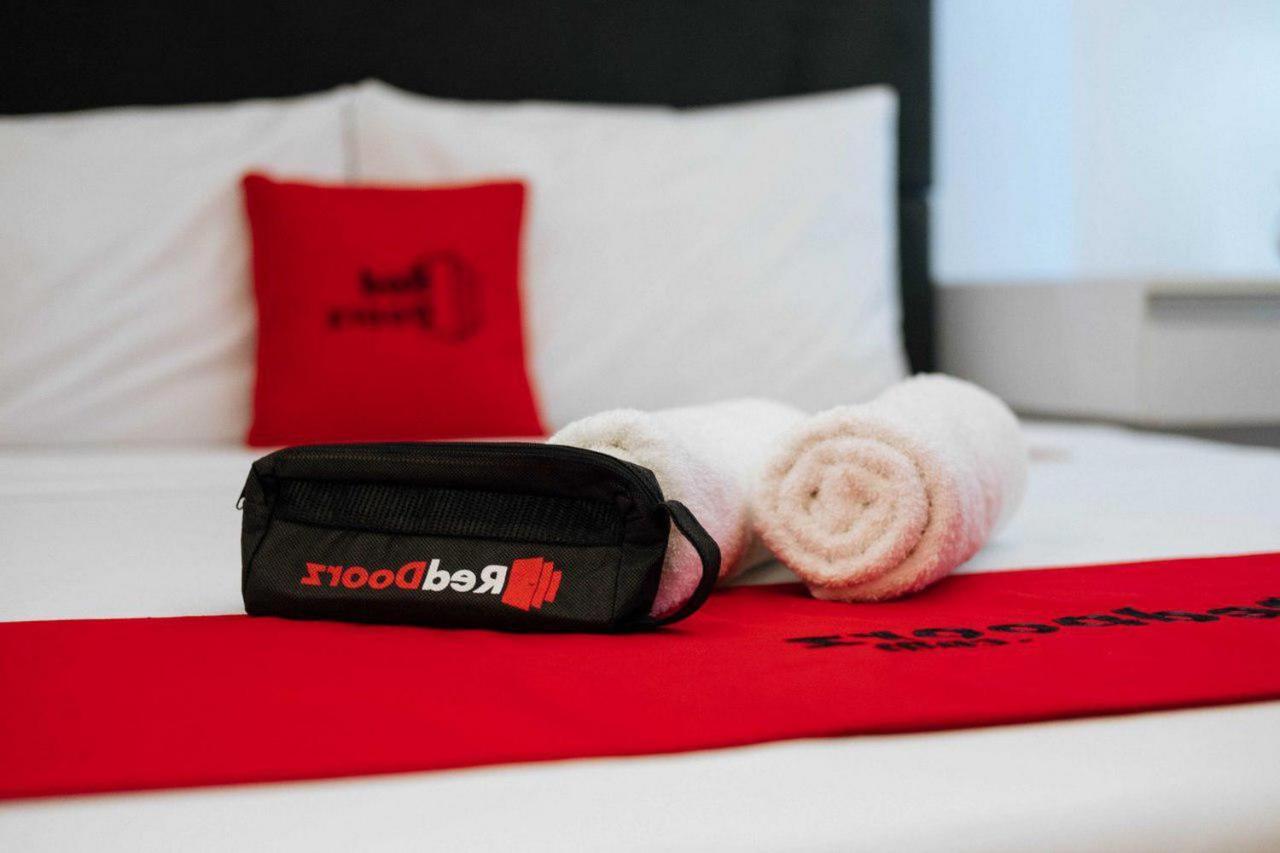 Hotel Reddoorz @ Jalan Brigjend Katamso Medan 2 Extérieur photo
