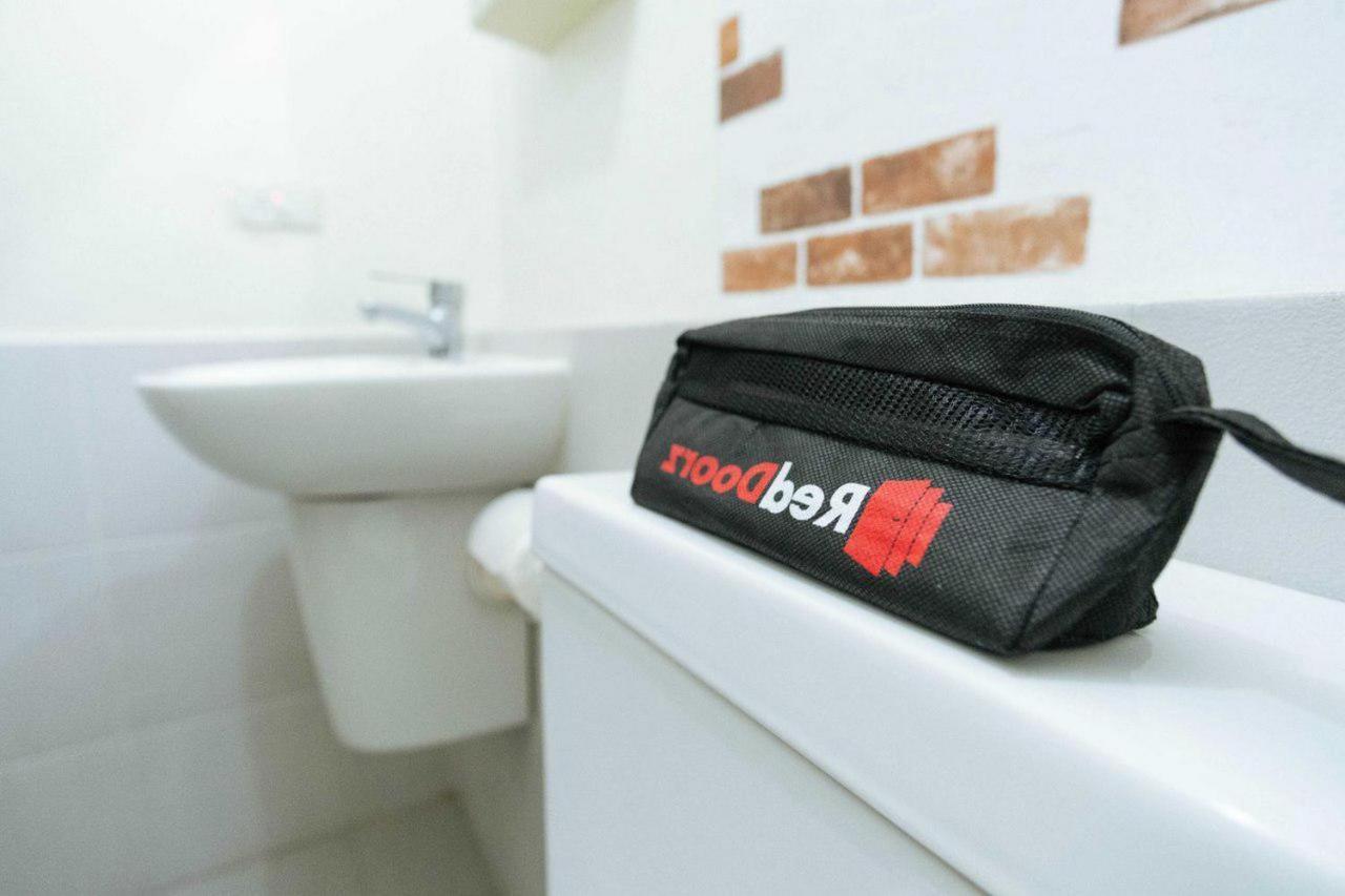 Hotel Reddoorz @ Jalan Brigjend Katamso Medan 2 Extérieur photo
