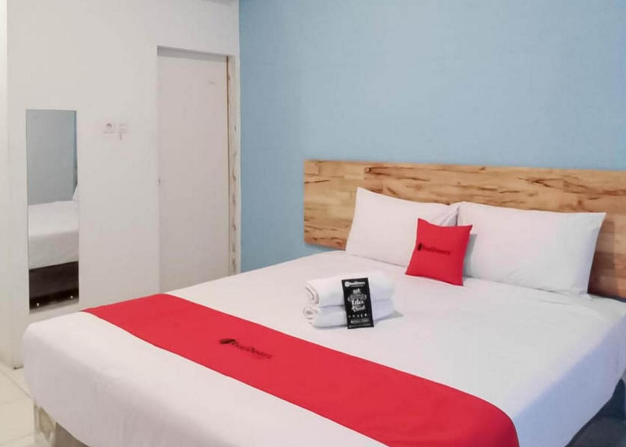 Hotel Reddoorz @ Jalan Brigjend Katamso Medan 2 Extérieur photo